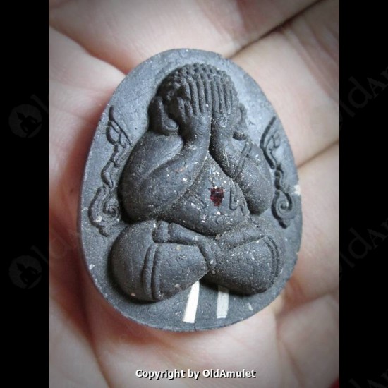 THAI AMULET PID-TA CLOSED EYE 2TAKROOT BLACK POWDER MIXED LP KOON 2556